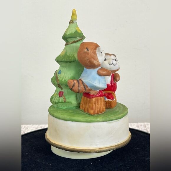 Vintage Christmas rotating music box || Christmas beavers around tree music box - Picture 4 of 10